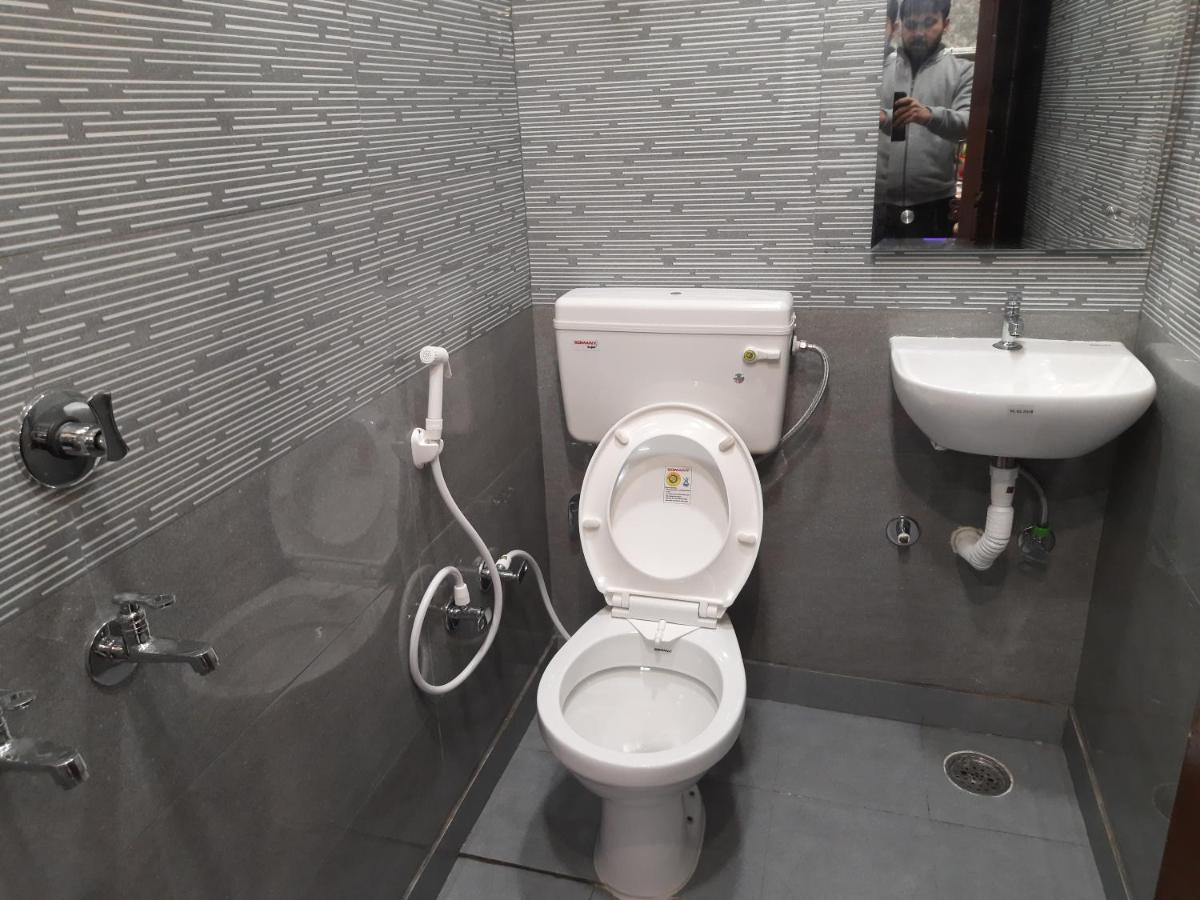 Cream Location Luxury Stay In Posh Lajpat Nagar With Attached Kitchen And Washroom,Complete Private Apartment With Full Privacy And Private Entrance, Cal 92121, 74700 New Delhi Exterior photo